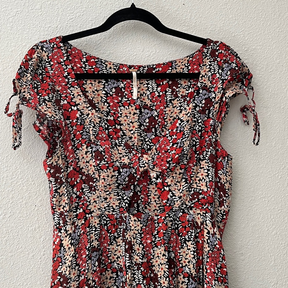 FREE PEOPLE BOHO  Mini Dress in Floral Red and Black
Small Cut-Out in front
Sz S